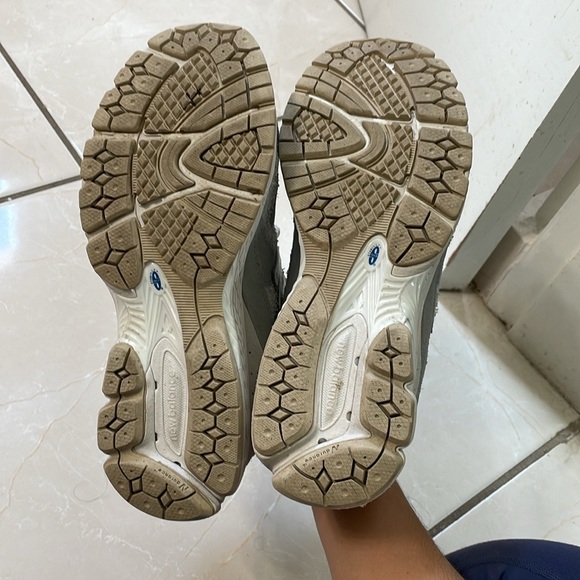 New Balance 2002r size 7.5 Women’s - Picture 5 of 5